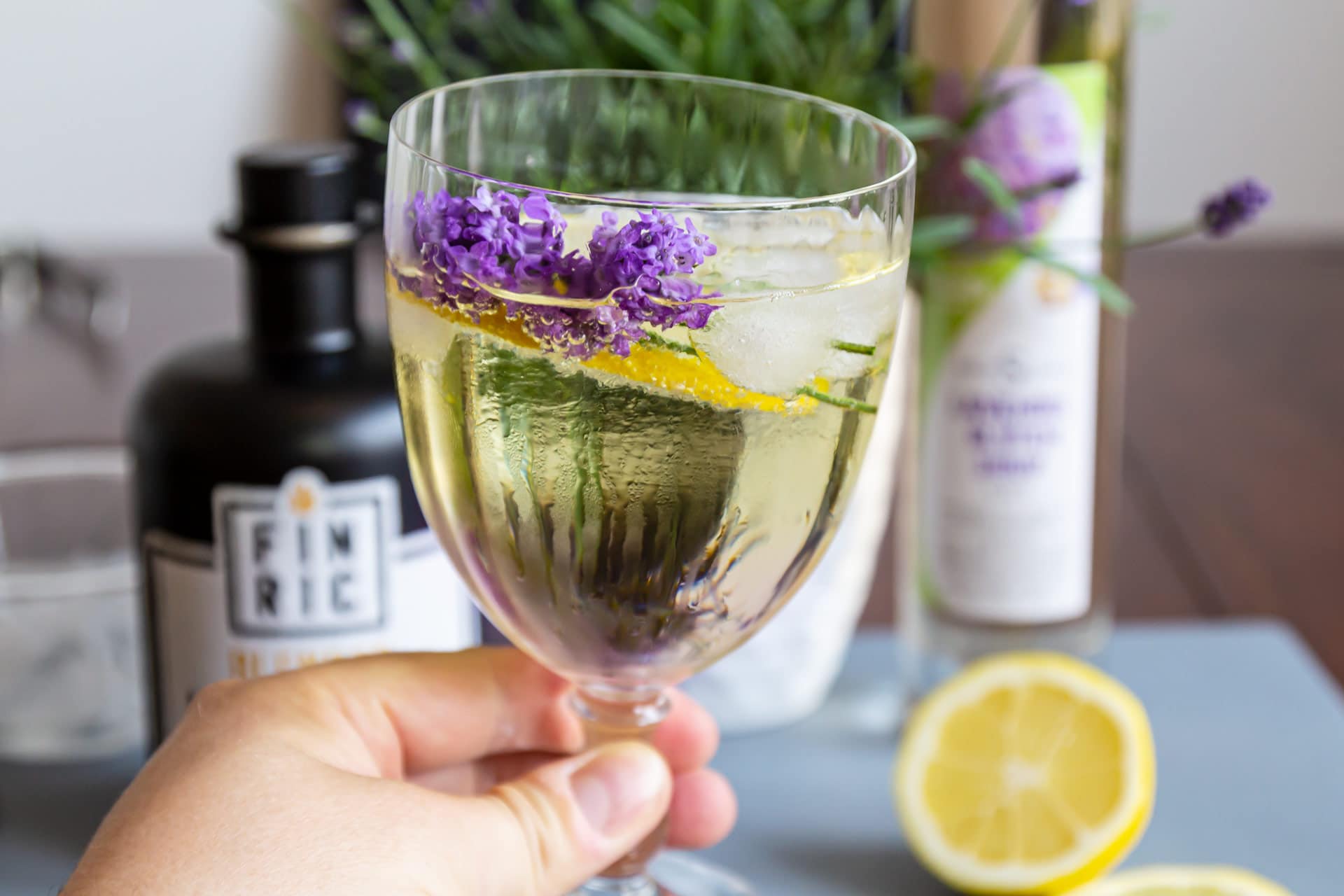 Whiskycocktail, Sommerdrink: FINRIC Lavendel Spritz im Aperitif Glas angerichtet