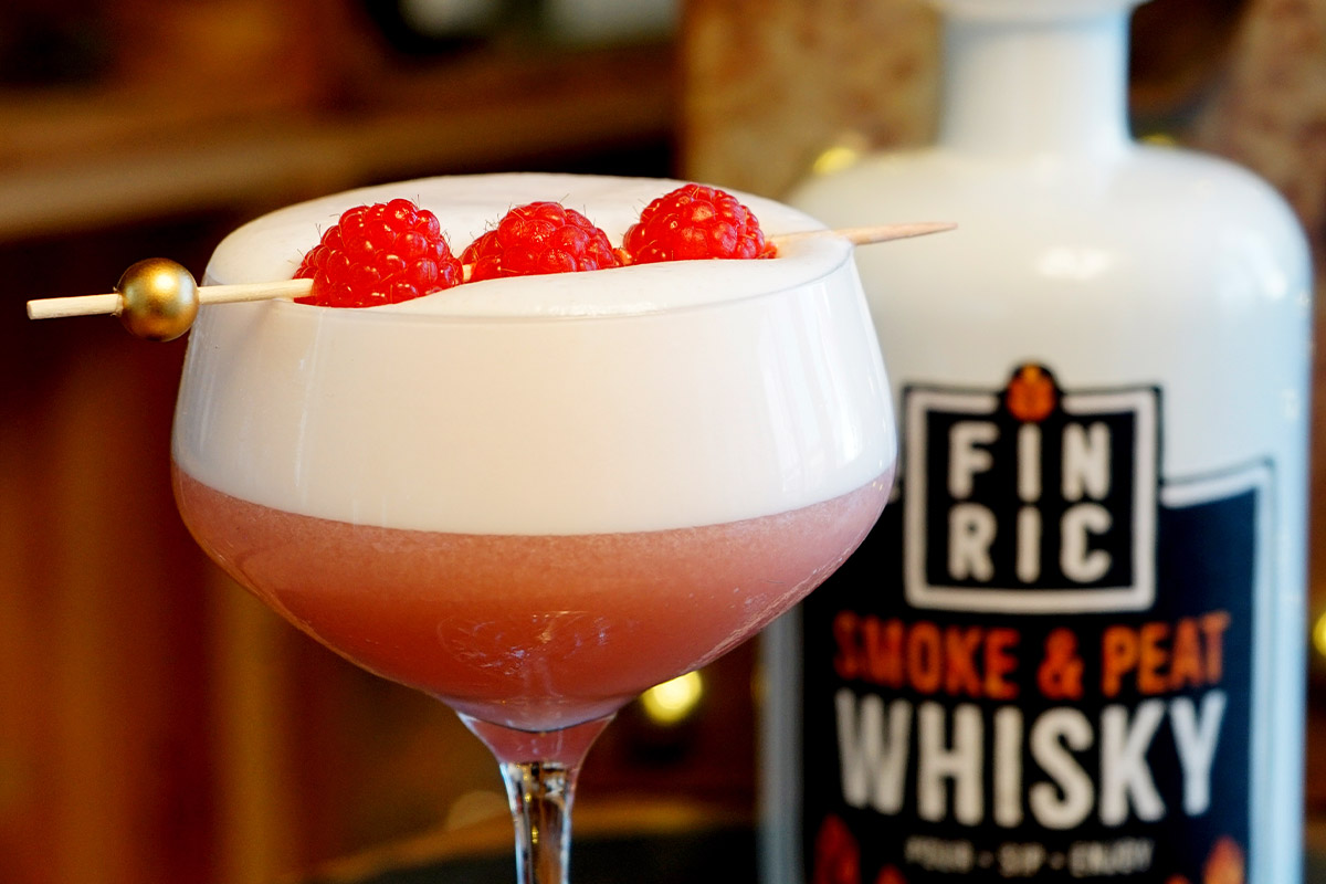 FINRIC Whisky Cocktail - Midnight Hour - Fruchtiger Drink mit rauchigem Whisky - Nahaufnahme